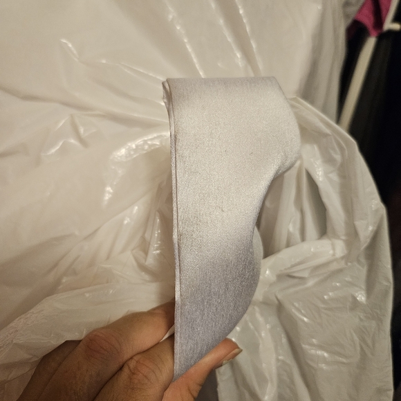 Fitted White Mini Dress With Attachable Bow - Picture 11 of 11